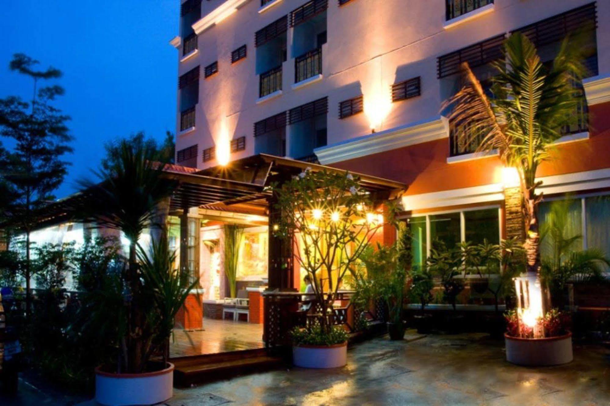 Oyo 280 Thai Garden Resort Банкок Екстериор снимка