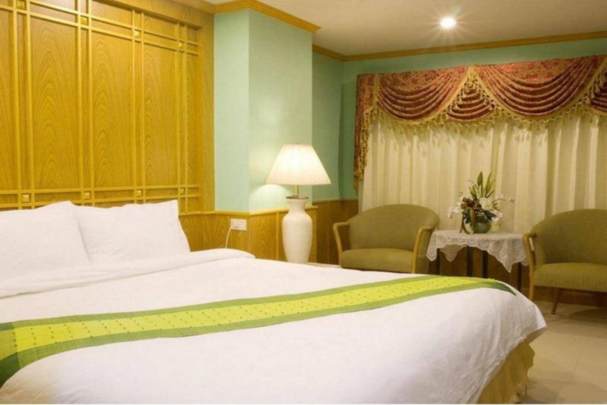 Oyo 280 Thai Garden Resort Банкок Екстериор снимка