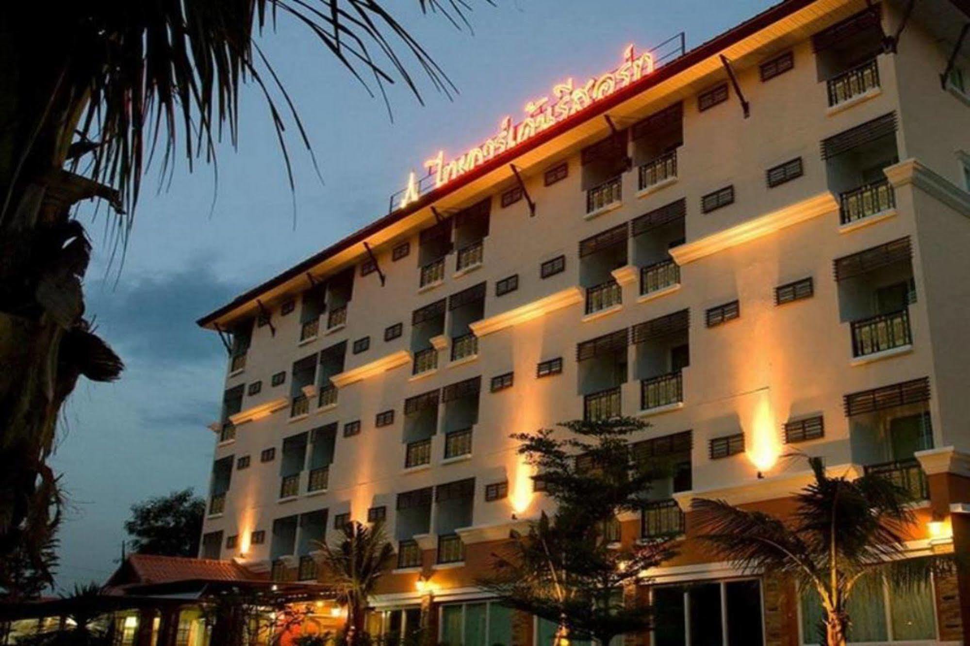 Oyo 280 Thai Garden Resort Банкок Екстериор снимка