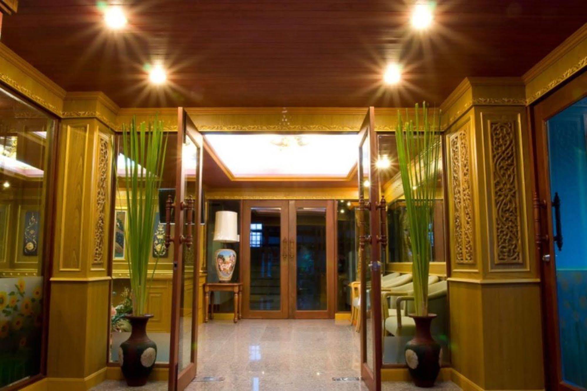 Oyo 280 Thai Garden Resort Банкок Екстериор снимка